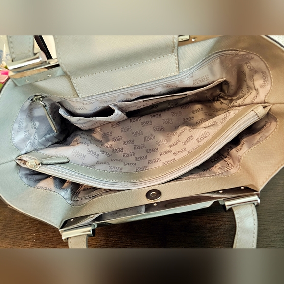 Michael kors handbag Saffiano leather bag. Gray with silver hardware. - Picture 8 of 10